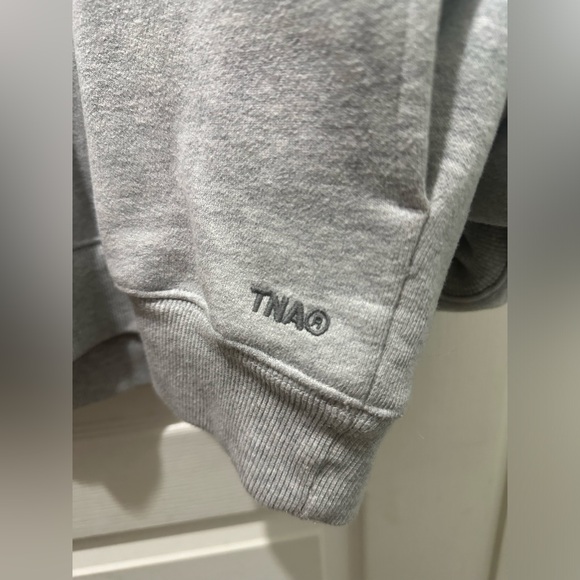 Aritzia TNA Cozy Fleece 1/4 Zip Sweatshirt Heather Chrome - Picture 4 of 8